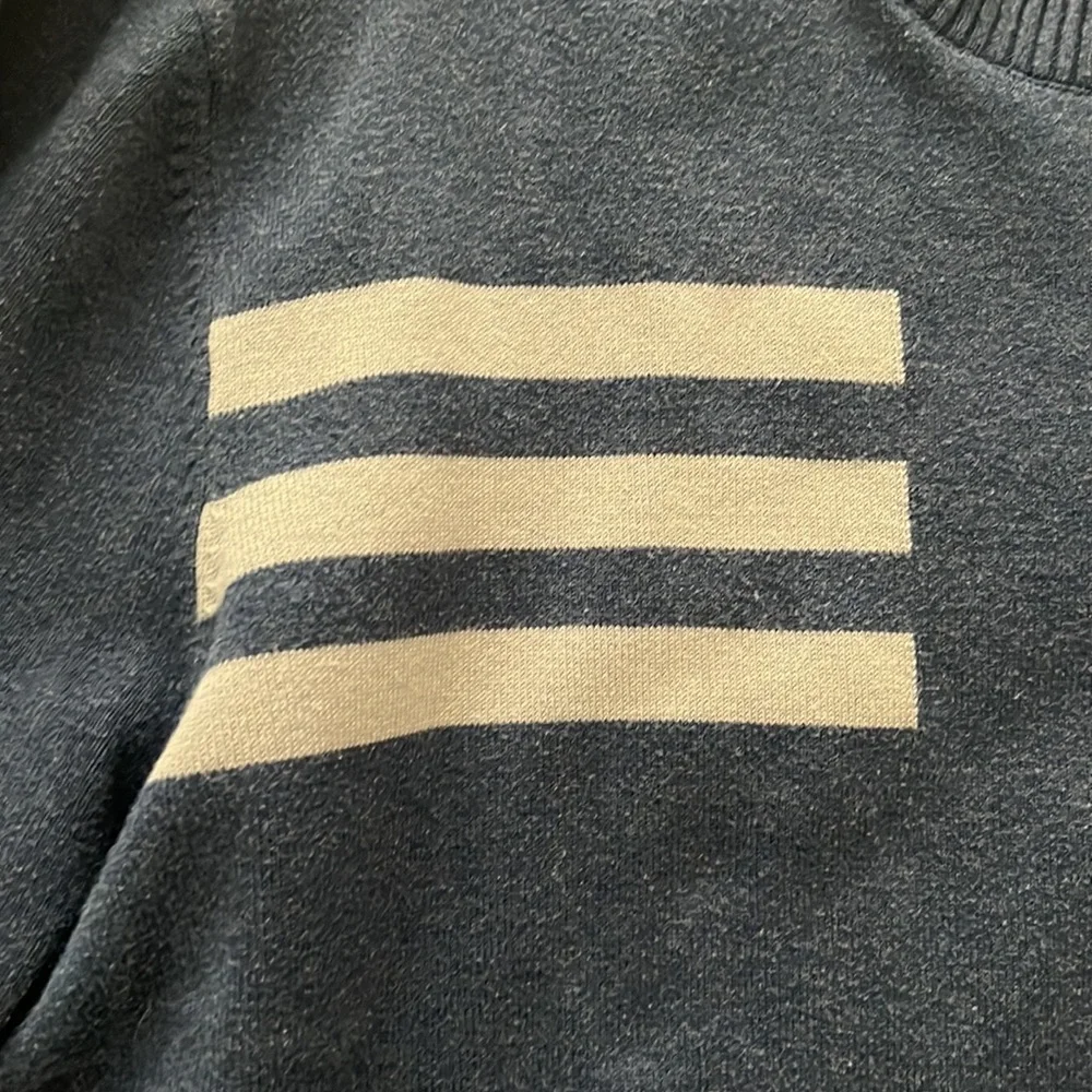 Adidas Men’s Golf Sweater 3 stripe. Stretch fabric-size large- Lightly worn - Picture 3 of 3